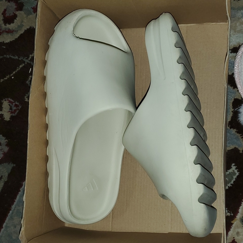 Non authentic Yezzy Slides.